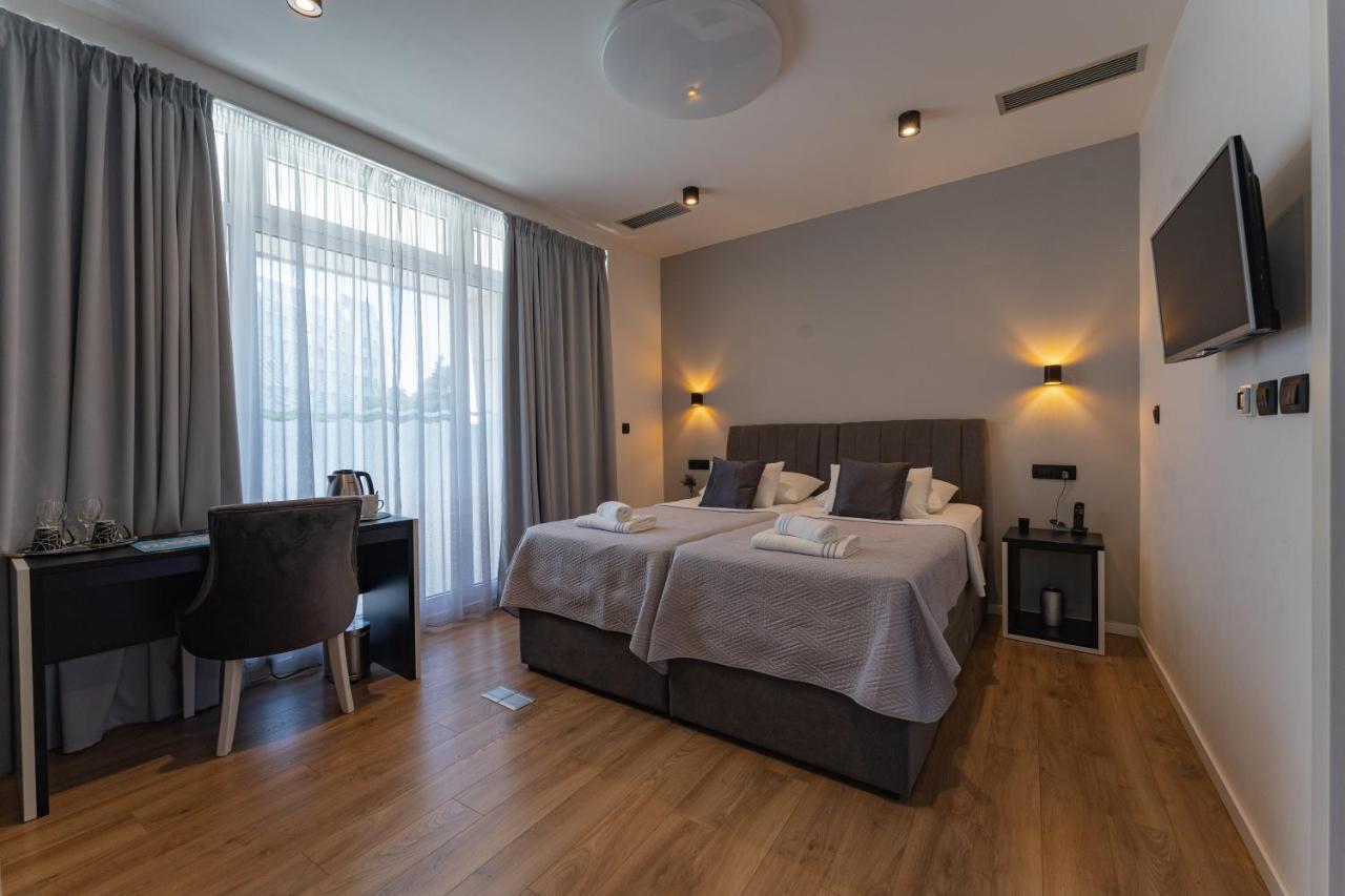 Sky & Sun Luxury Rooms With Private Parking In The Garage Zadar Exterior photo