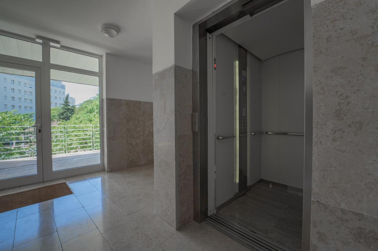 Sky & Sun Luxury Rooms With Private Parking In The Garage Zadar Exterior photo